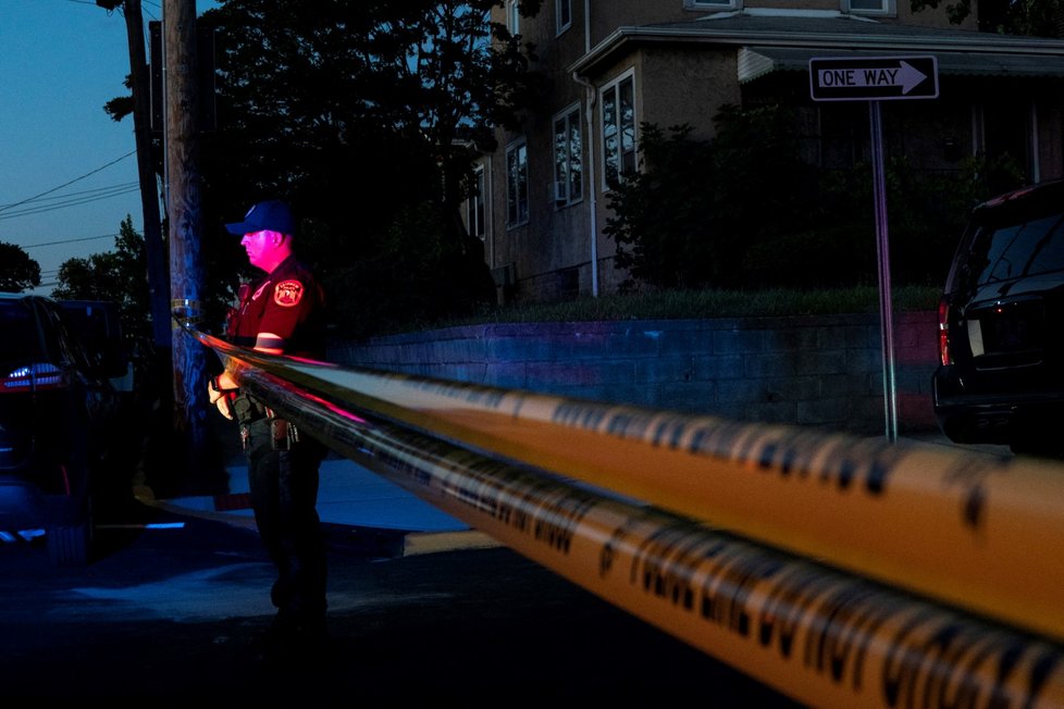 Policie uzavřela okolí bydliště podezřelého ve Fairview, New Jersey.