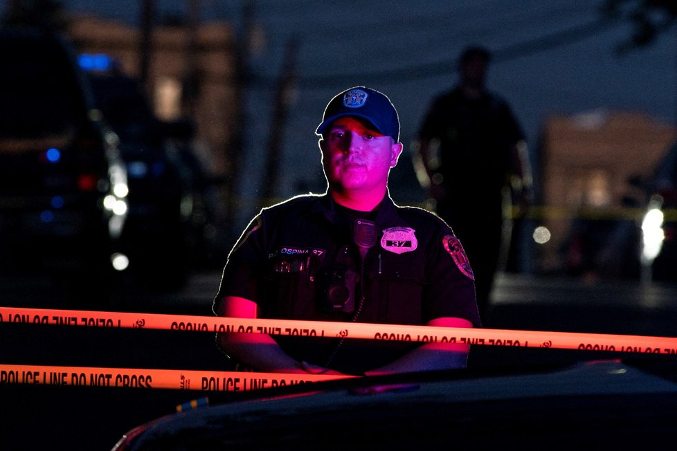 Policie uzavřela okolí bydliště podezřelého ve Fairview, New Jersey.