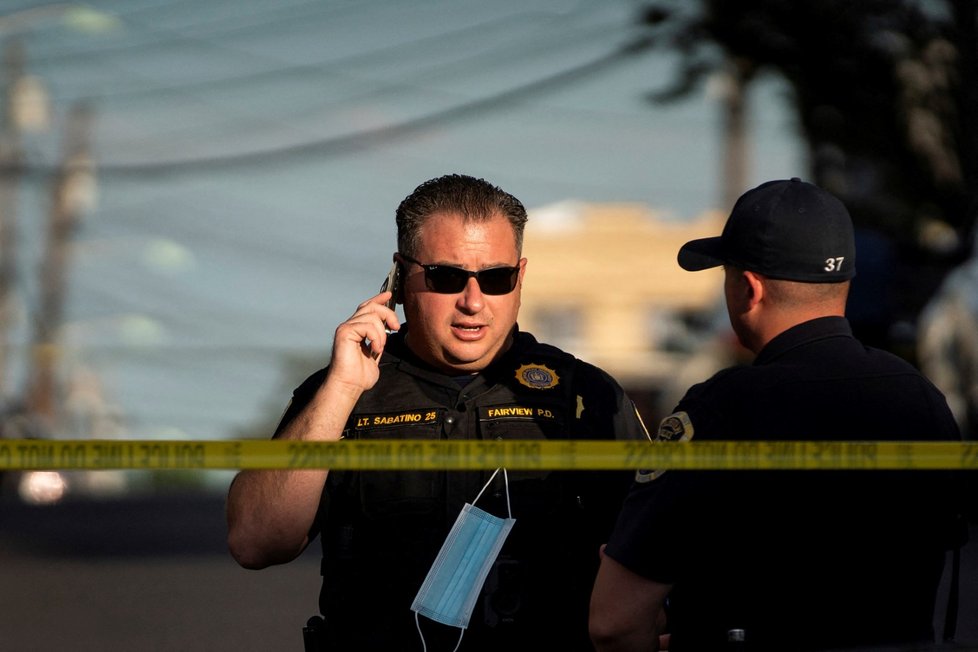 Policie uzavřela okolí bydliště podezřelého ve Fairview, New Jersey.