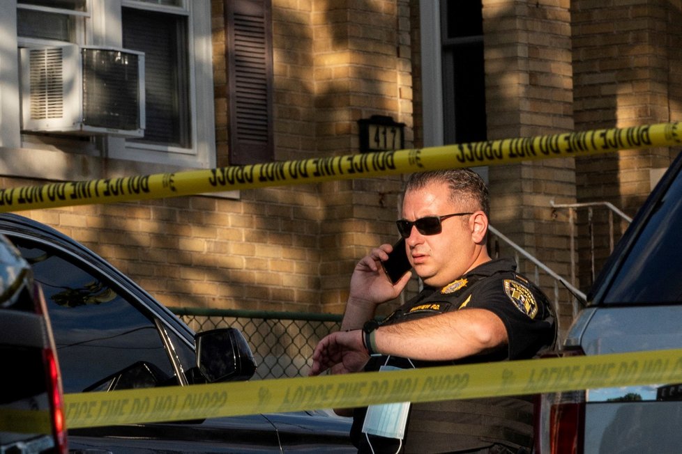 Policie uzavřela okolí bydliště podezřelého ve Fairview, New Jersey.