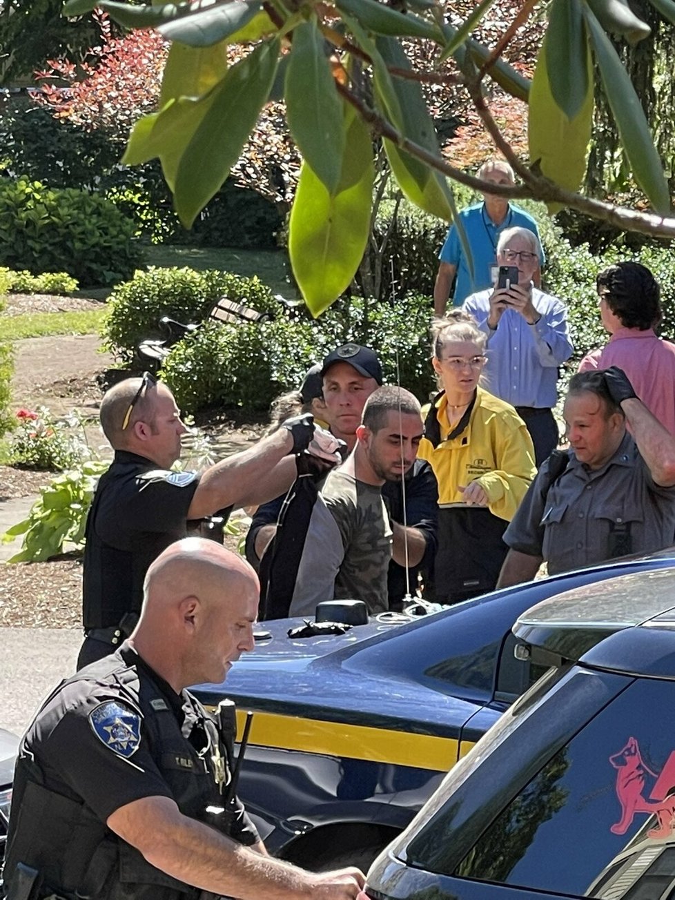 Policisté krátce po útoku zadrželi muže.
