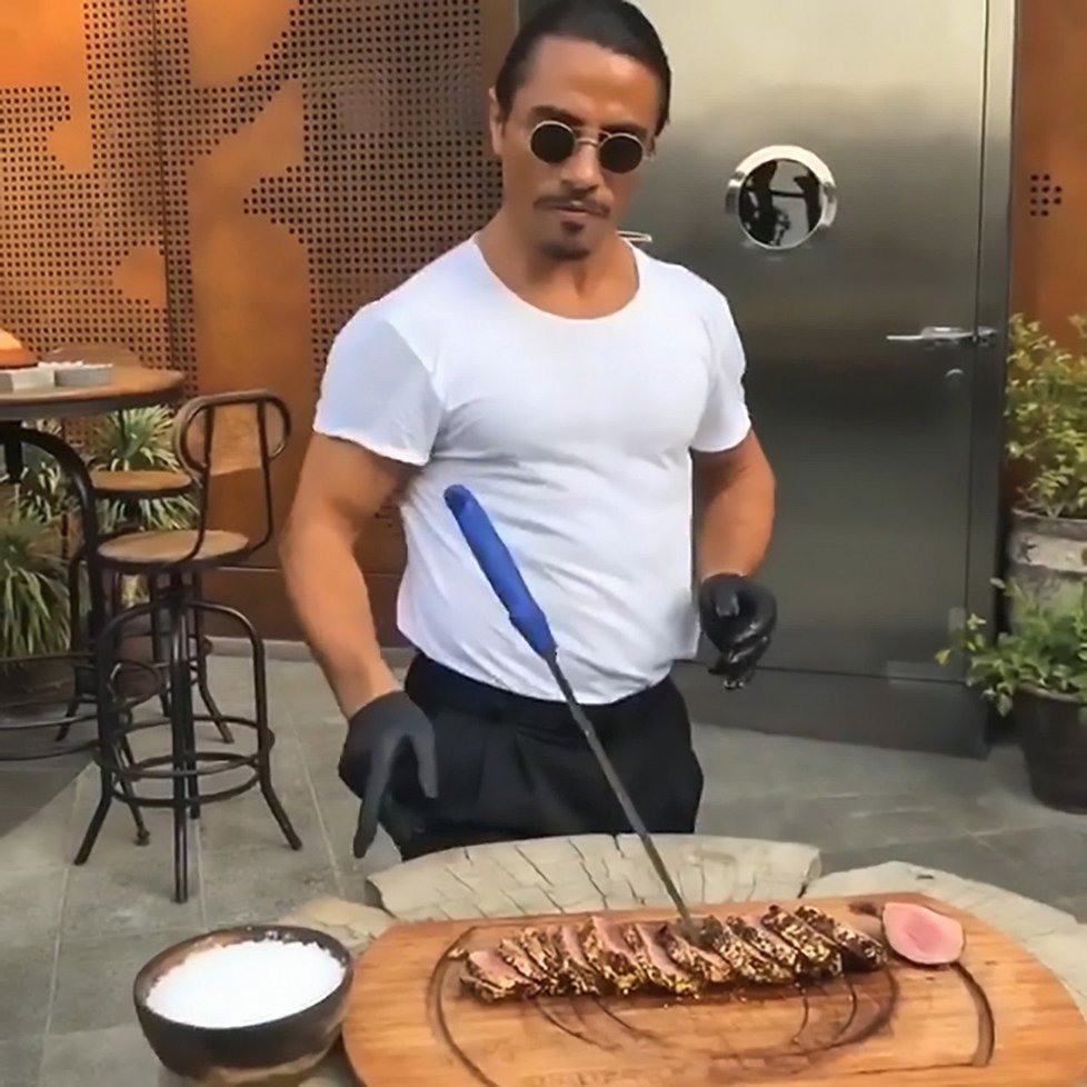 Šéfkuchař přezdívaný Salt Bae kvůli stylu svého solení masa je tureckou celebritou.