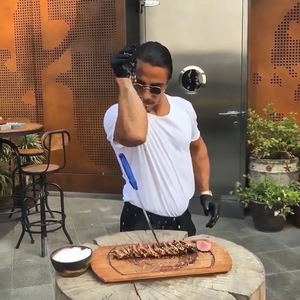 Šéfkuchař přezdívaný Salt Bae kvůli stylu svého solení masa je tureckou celebritou.