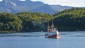 Za polární kruh k městu Bodo se musíte vydat, abyste viděli ty nejsilnější mořské proudy. Říká se jim Saltstraumen a vznikají v důsledku přílivu a odlivu, který se tlačí skrz tři kilometry dlouhý a v některých místech jen 150 metrů široký průliv. Voda tu díky tomu dosahuje rychlosti až 30 kilometrů v hodině.