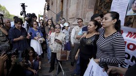 Příbuzní zavražděného novináře Salvadora Adameho při protestu proti násilí v Mexiku.