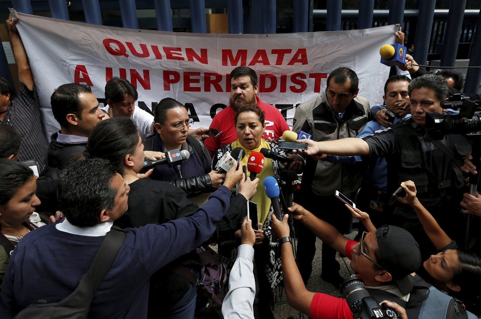 Příbuzní zavražděného novináře Salvadora Adameho při protestu proti násilí v Mexiku.