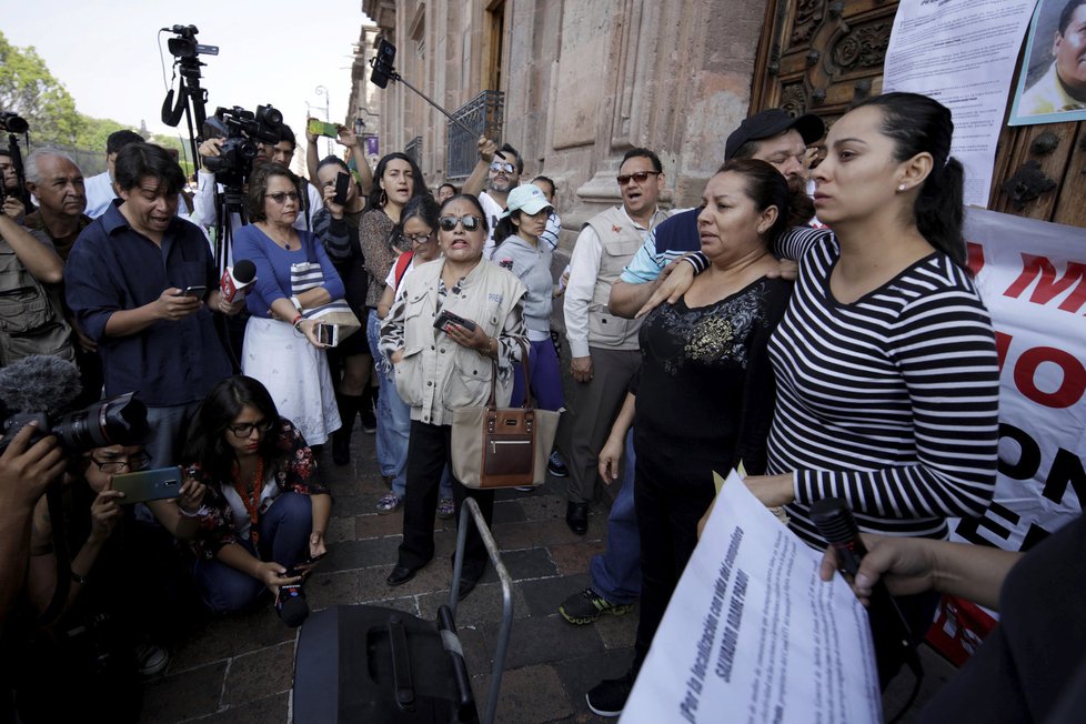 Příbuzní zavražděného novináře Salvadora Adameho při protestu proti násilí v Mexiku.