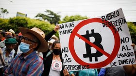 Mnozí občané se bitcoinu jako oficiální měny obávají.