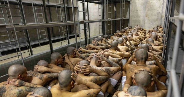 Nejdrsnější věznice světa v Salvadoru: Novinář popsal šílené podmínky!