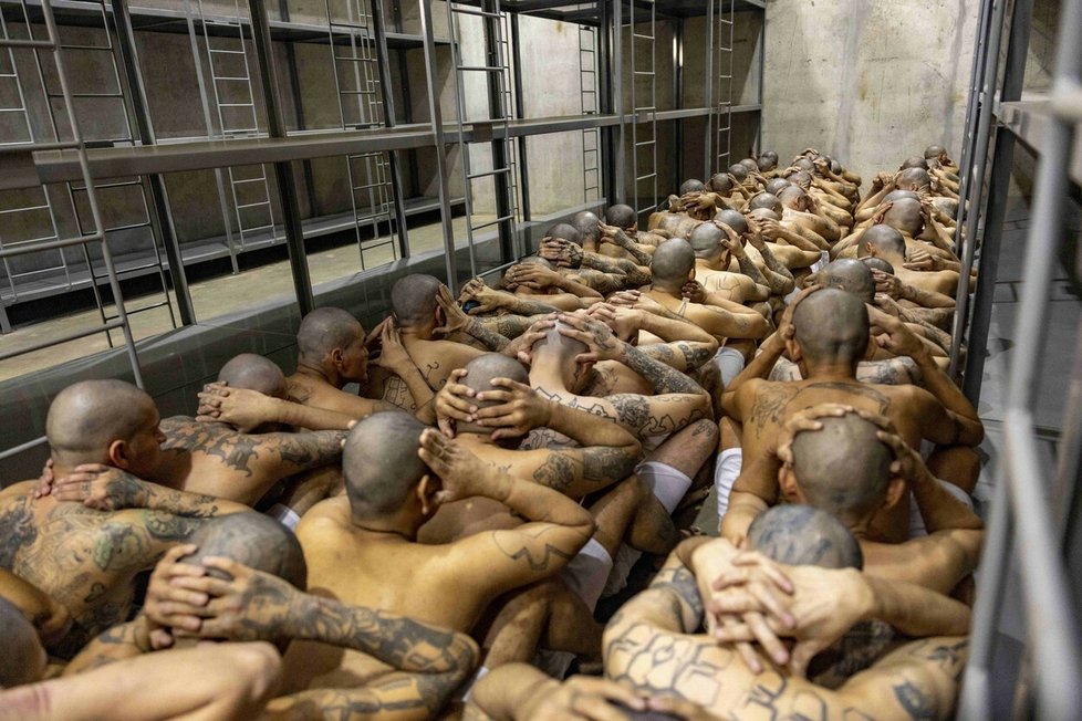 V Salvadoru přivezli první trestance do zřejmě největší věznice na světě.