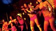Vystoupení Cirkusu Brasilia se spíše podobá levnému kabaretu či pokleslé burlesce. Přesto je to pro místní lidi kulturní událost.