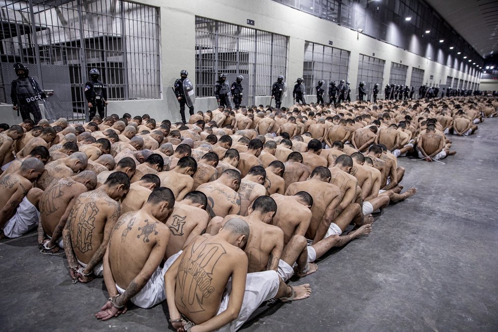 V Salvadoru přivezli další trestance do zřejmě největší věznice na světě.