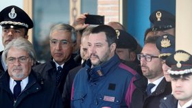 Italský ministr vnitra Salvini si potrpí na nošení uniforem.