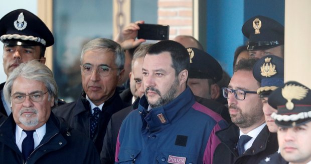 Ministr si libuje v uniformách. Salvinimu se může vášeň pořádně prodražit