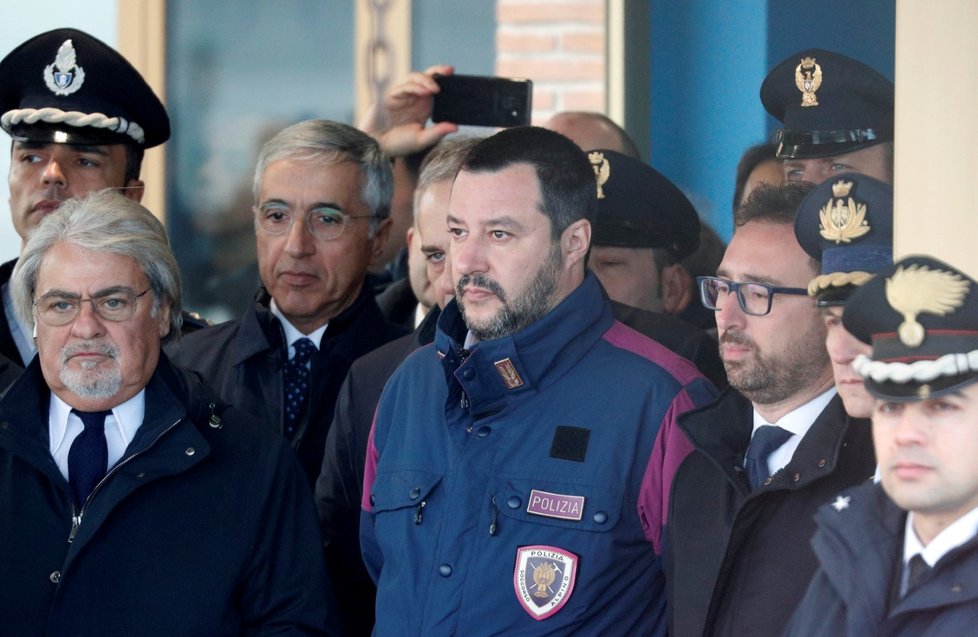 Italský ministr vnitra Salvini si potrpí na nošení uniforem.