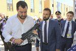 Mediální poradce italského ministra vnitra Mattea Salviniho vzbudil pobouření zveřejněnou fotografií svého šéfa se samopalem v rukách.