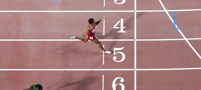 Na šampionátu sice už získala bronzovou medaili ve smíšené štafetě, ale tohle je prostě bomba. Naserová napálila svou čtvrtku od prvních metrů a pořád neuvadala. Až do cíle, který z ní udělal mistryni světa a ozdobil jí čísly výjimečného času.