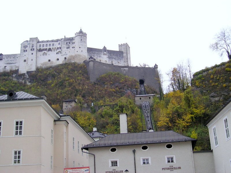 Pevnost Hohensalzburg, vybudovaná v roce 1077, je největší zcela zachovalý hrad ve Střední Evropě.