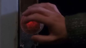 Navenek humorné, ve skutečnosti smrtící pasti nastražil Kevin zlodějíčkům Harrymu a Marvovi.