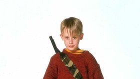 Navenek humorné, ve skutečnosti smrtící pasti nastražil Kevin zlodějíčkům Harrymu a Marvovi.