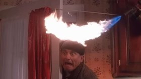 Navenek humorné, ve skutečnosti smrtící pasti nastražil Kevin zlodějíčkům Harrymu a Marvovi.