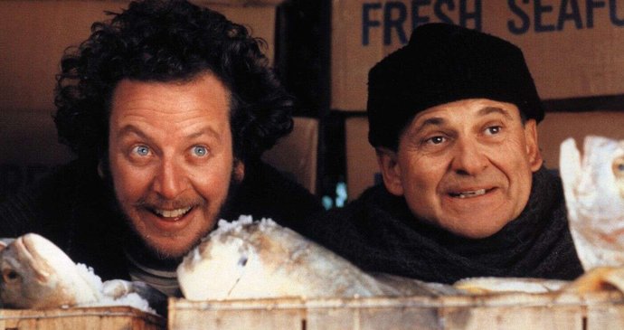 Navenek humorné, ve skutečnosti smrtící pasti nastražil Kevin zlodějíčkům Harrymu a Marvovi.