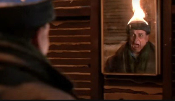 Harry vidí v zrcadle, jak mu hořák sežehl hlavu.