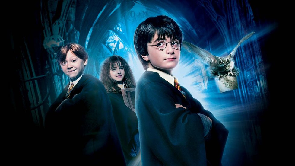 Harry Potter a Kámen mudrců: Až do svých jedenáctých narozenin si o sobě Harry myslel, že je jen obyčejný chlapec. Pak ale dostal soví poštou dopis, kterým byl zván ke studiu na prestižní soukromé Škole čar a kouzel v Bradavicích, a jeho život se rázem proměnil.