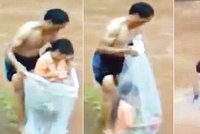 Přejít řeku v igelitovém pytli? Šílený Vietnamec se brodí s dětmi do školy!