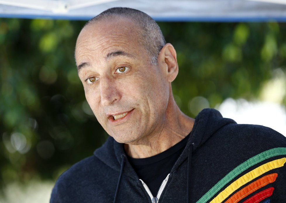 Žlutá rodina Simpsonovi ze stejnojmenného seriálu truchlí. Zemřel jim jeden z tvůrců, Sam Simon (†59).