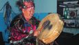 Karaa-ool - ředitel šamanského centra Edyg eeren - je na snímku zachycen při léčebném rituálu. Od prezidenta Tuvy získal za svou činnost významný šamanský titul „Silný býk“.