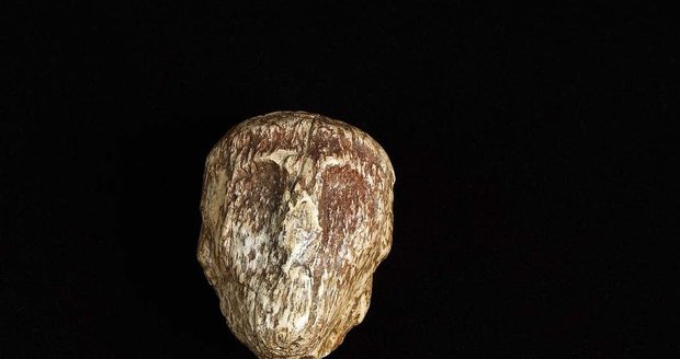 Originál pravěké šamanské loutky z mamutoviny z brněnské Francouzské ulice. Depozitář Moravského zemské muzea opouští jen zcela výjimečně.
