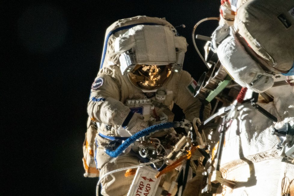 Samantha Cristoforettiová při první kosmickém výstupu (21. 7. 2022)