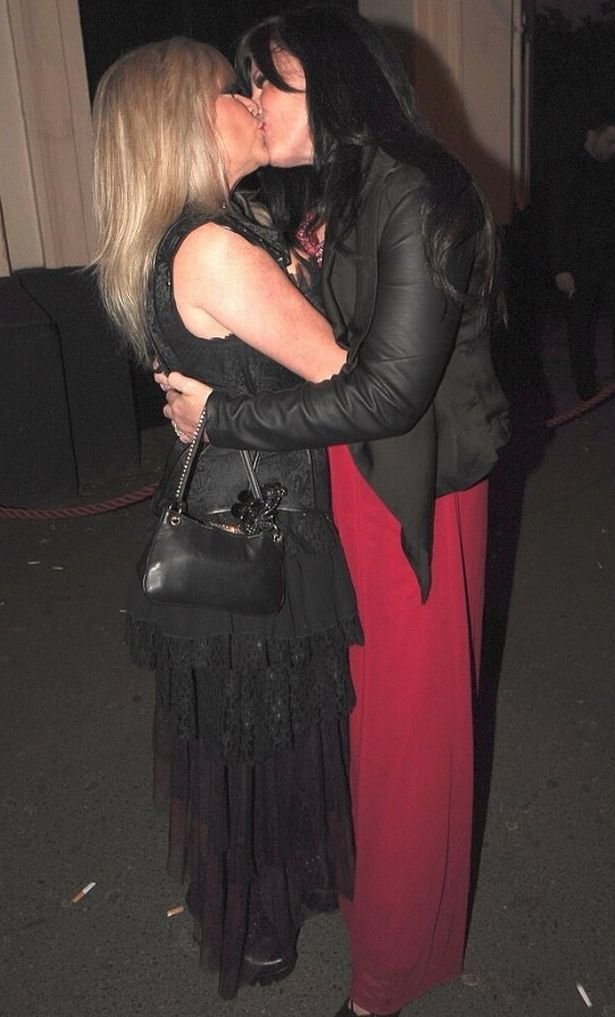 Samantha Fox s partnerkou Lindou.