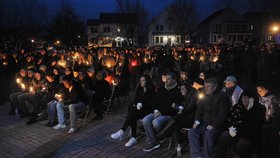 Vigilie za zavražděnou studentku Samanthu Josephsonovou.