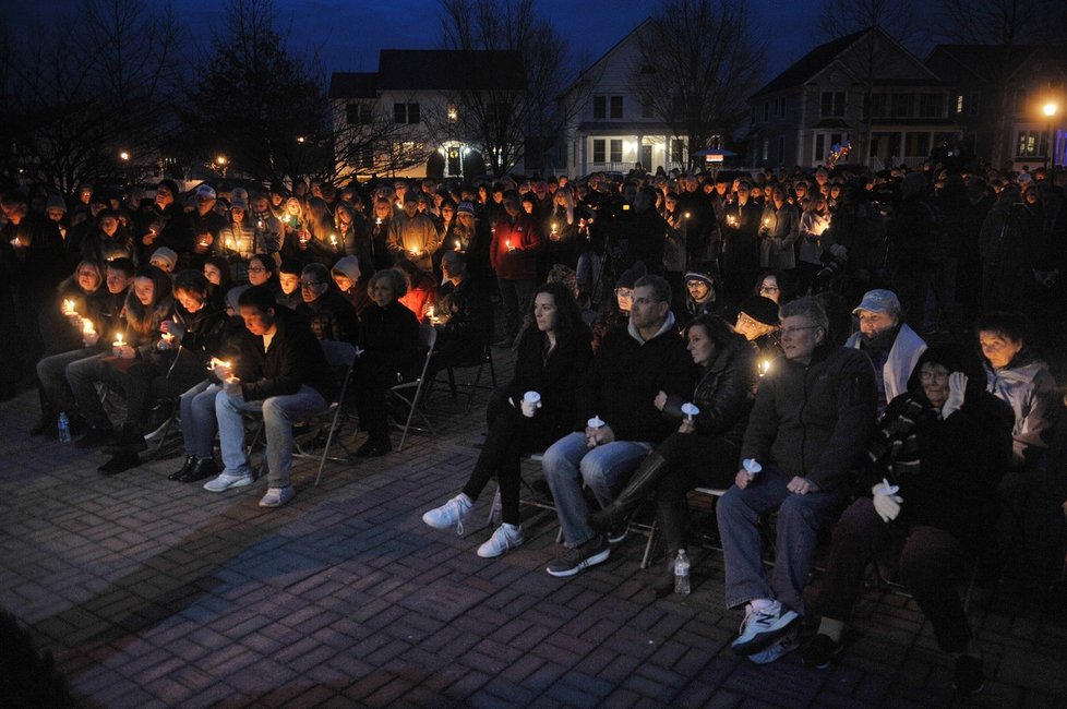 Vigilie za zavražděnou studentku Samanthu Josephsonovou.