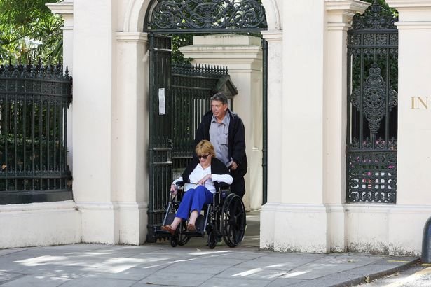 Do Kensingtonského paláce se sestra dobývala před objektivem bulvárního fotografa.