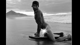 Exhibicionista Sámer Issa: Na pláži surfuje úplně nahý!