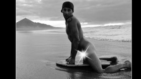 Exhibicionista Sámer Issa: Na pláži surfuje úplně nahý!