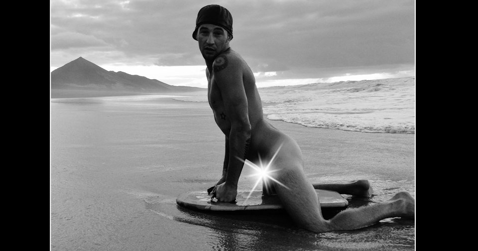Sámer se promenádoval na dovolené nahý. Dokonce si zajezdil i na surfu bez plavek.