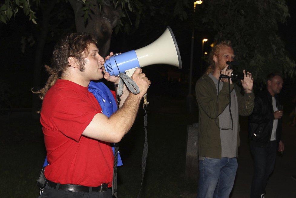 Demonstranti použili megafon.