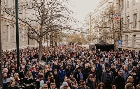 Oslavy sametové revoluce: Prahu rozezní koncerty, ulice zaplní výstavy i přednášky