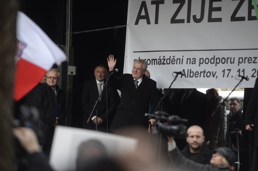 Na Albertov přišel své podporovatele - a odpůrce migrantů - pozdravit i prezident Miloš Zeman.