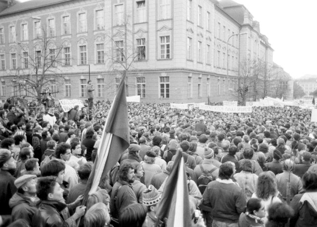 Studentské shromáždění v Praze na Albertově, 17. listopadu 1989