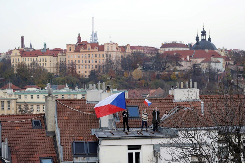 Lidé slavící 30. výročí sametové revoluce (17. 11. 2019)