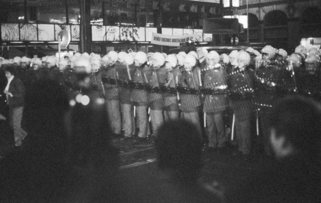 17. listopad 1989 obrazem: Kordony na Národní třídě uzavřely demonstranty do pasti
