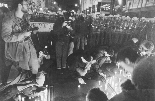 17. listopad 1989 obrazem: Máme holé ruce, volali demonstranti. A dostali naloženo pendreky.