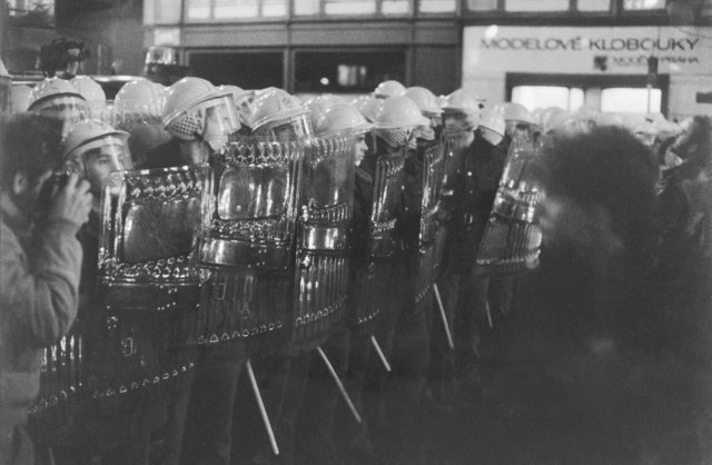 17. listopad 1989 obrazem: Pohotovostní pluk SNB a tzv. červené barety demonstranty nešetřili