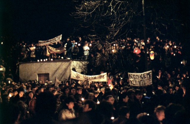 17. listopad 1989 obrazem: Demonstranti při pietní akci na Vyšehradě