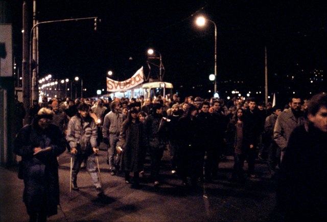 17. listopad 1989 obrazem: Průvod jde po břehu Vltavy, míří na Národní třídu.